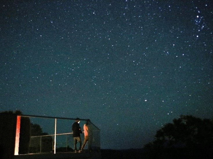 星空と繋がる絶景スポット「摩周湖カムイテラス ～青のプラネタリウム～」1万超の光に包まれて星空観賞｜写真2