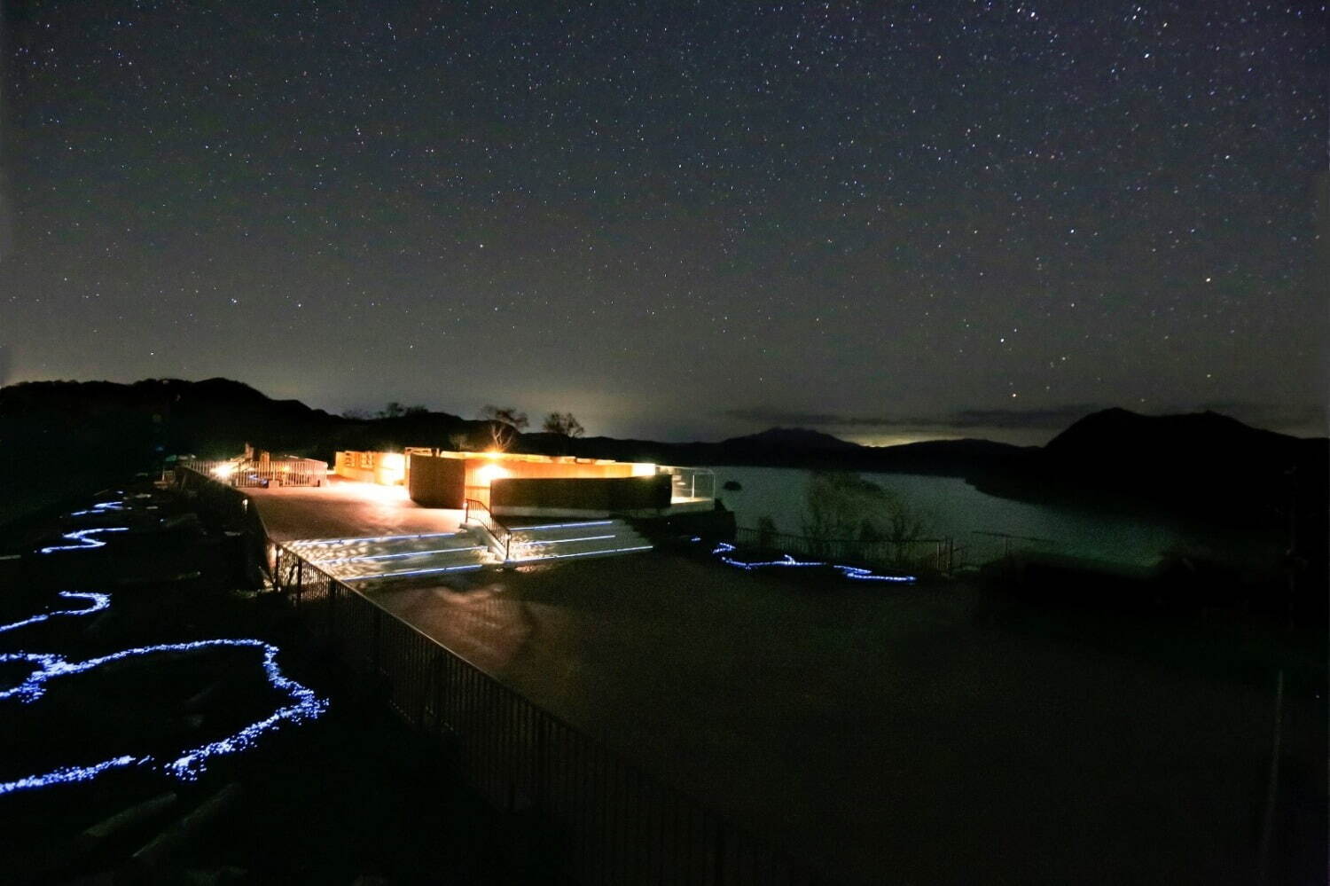 星空と繋がる絶景スポット「摩周湖カムイテラス ～青のプラネタリウム～」1万超の光に包まれて星空観賞｜写真1