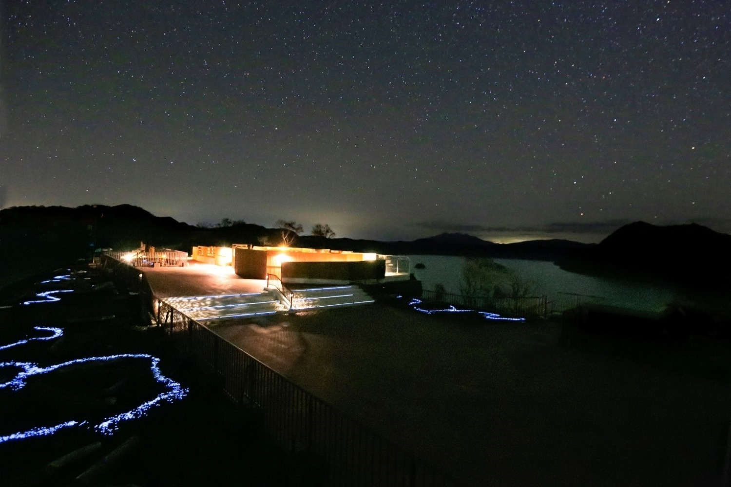 雲海スポット｜星空と繋がる絶景スポット「摩周湖カムイテラス ～青のプラネタリウム～」1万超の光に包まれて星空観賞