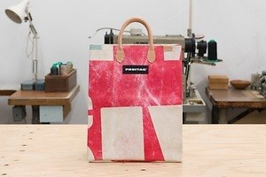 エンダースキーマがフライターグのバッグを“二次創作”、レザーハンドルの「F52 MIAMI VICE」