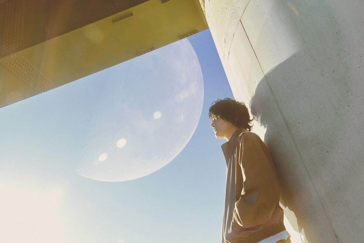 石崎ひゅーい初のホールワンマンライブ「宇宙百景」東京国際フォーラムで開催、新アルバムを引っ提げて