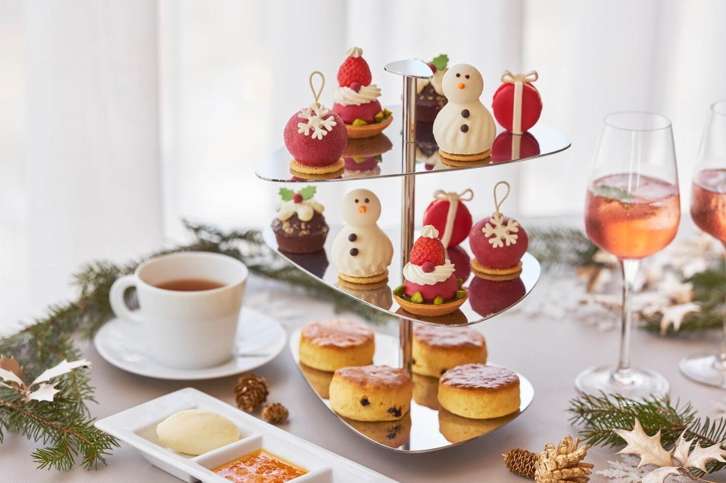 フォーシーズンズホテル丸の内 東京のクリスマスメニュー、サンタや雪だるまモチーフのスイーツなど