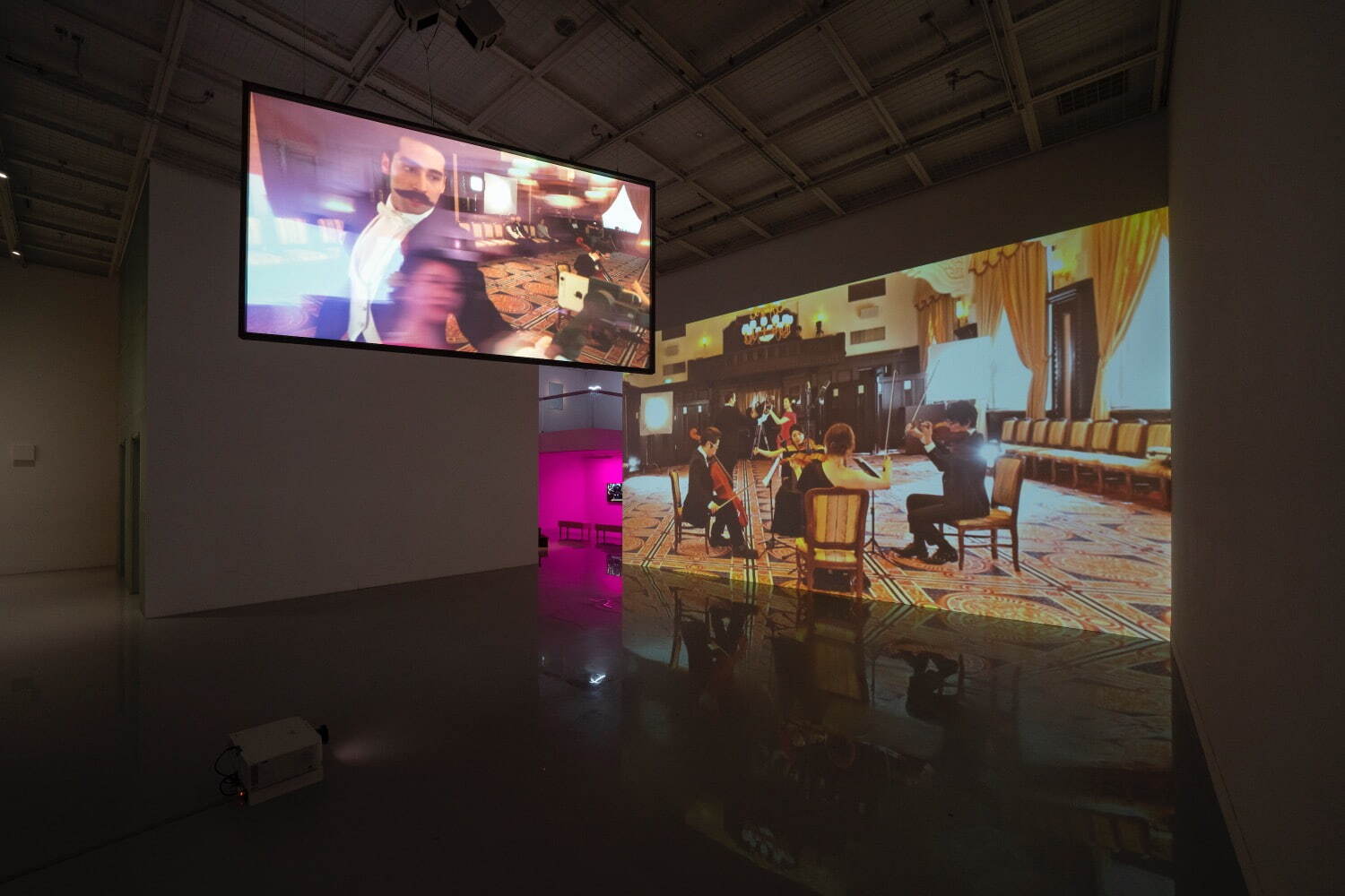 ［参考作品］ 荒木悠 《The Last Ball》 2019年 3チャンネル・HDヴィデオ
撮影：加藤健