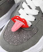 メゾン ミハラヤスヒロ×ミシェル“ランダム刺繍”のスニーカー、“唇”ブローチ付きシューズも｜写真14