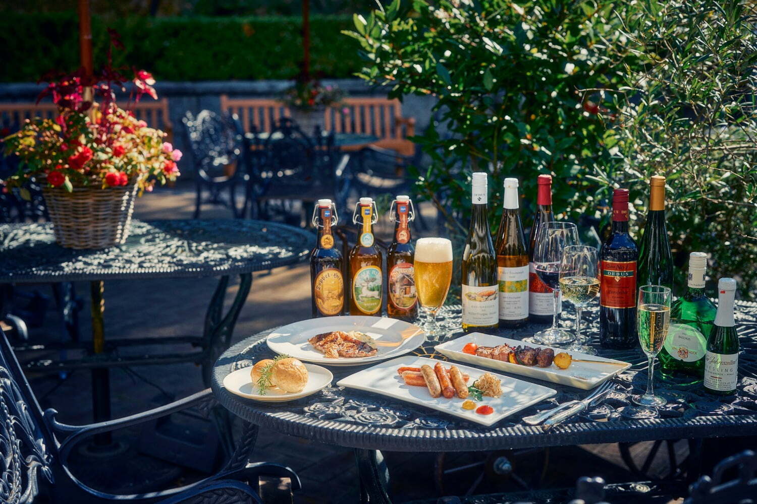 神戸布引ハーブ園「ドイツ祭り」ドイツビール＆ワインや肉料理を“古城”のような屋外広場で