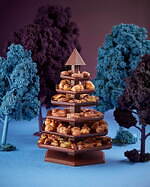 ル・ショコラ・アラン・デュカスの23年クリスマス、組み立て式ツリー型＆立体的な子グマ型ショコラ｜写真1