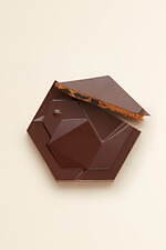 ル・ショコラ・アラン・デュカスの23年クリスマス、組み立て式ツリー型＆立体的な子グマ型ショコラ｜写真10