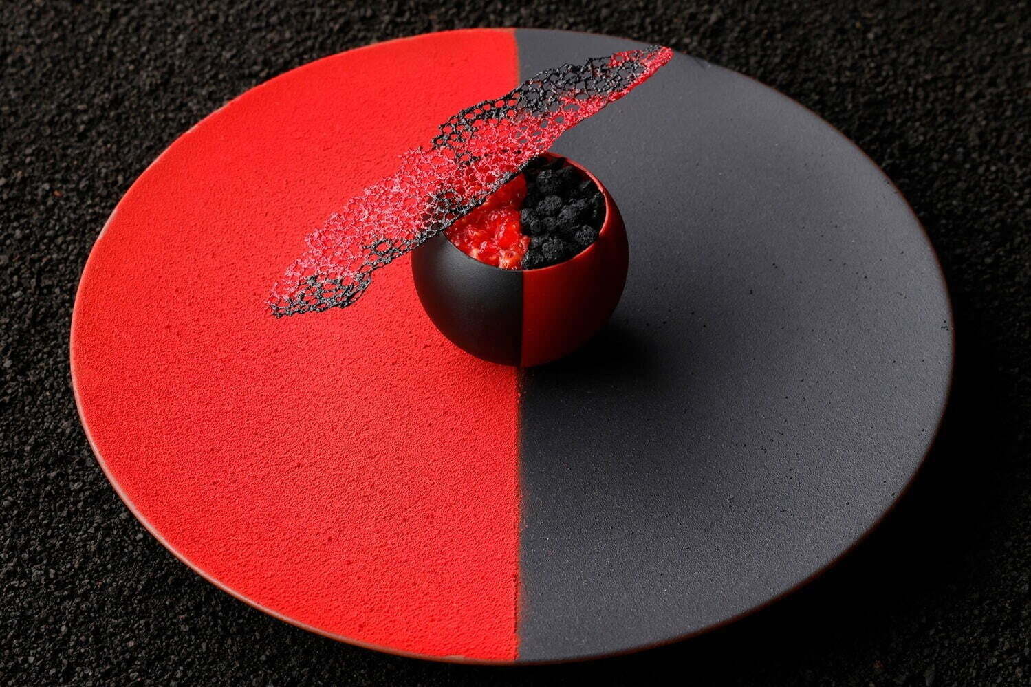 コシノジュンコの展覧会コラボメニューが大阪マリオット都ホテル限定で、赤黒の球体スイーツやカクテル