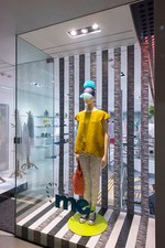 me ISSEY MIYAKE / AOYAMAがマスキングテープで大胆なシマウマ柄に｜写真2