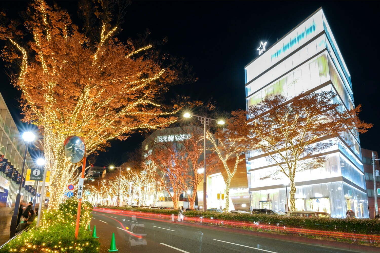 「表参道 フェンディ イルミネーション2023」冬の表参道を彩る“シャンパンゴールド”の光