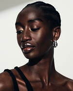 トムウッド“波の動き”に着想した新作ジュエリー、波紋や牡蠣の曲線をリング・ピアス・ブレスレットに｜写真35