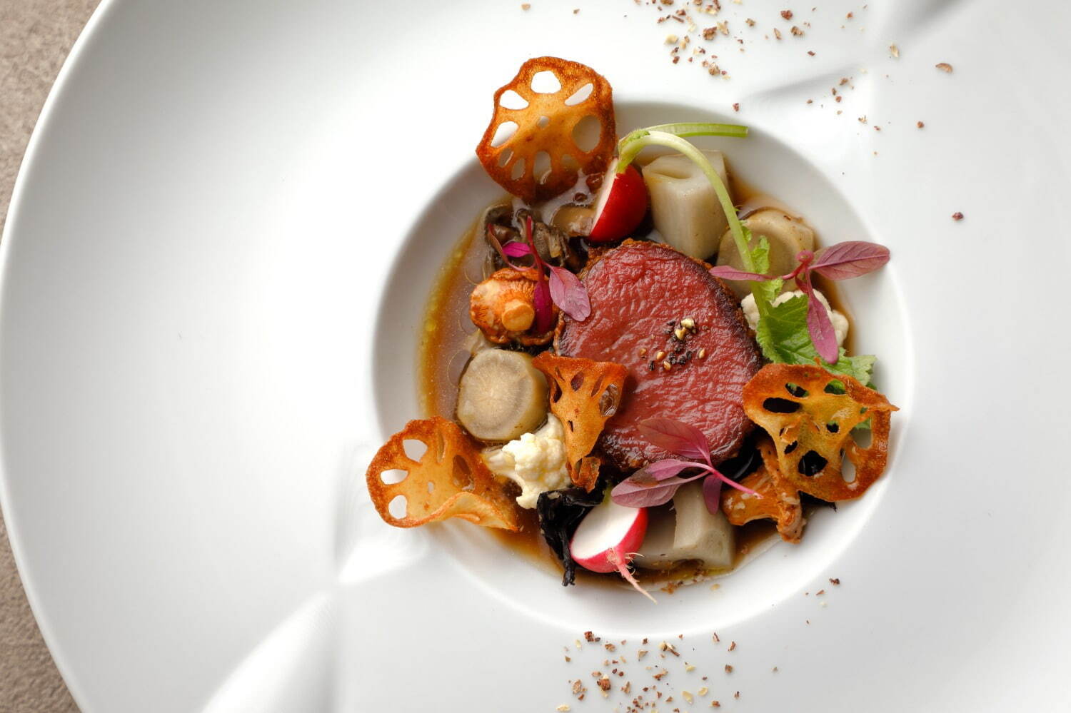 ロク キョウトの冬アフタヌーンティー“雪降る森”着想ホワイトカラーのスイーツ、肉じゃが風フードも｜写真4