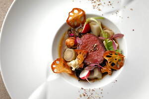 ロク キョウトの冬アフタヌーンティー“雪降る森”着想ホワイトカラーのスイーツ、肉じゃが風フードも｜写真4