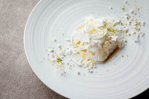 ロク キョウトの冬アフタヌーンティー“雪降る森”着想ホワイトカラーのスイーツ、肉じゃが風フードも｜写真3