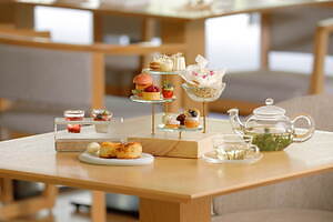 ロク キョウトの冬アフタヌーンティー“雪降る森”着想ホワイトカラーのスイーツ、肉じゃが風フードも｜写真1