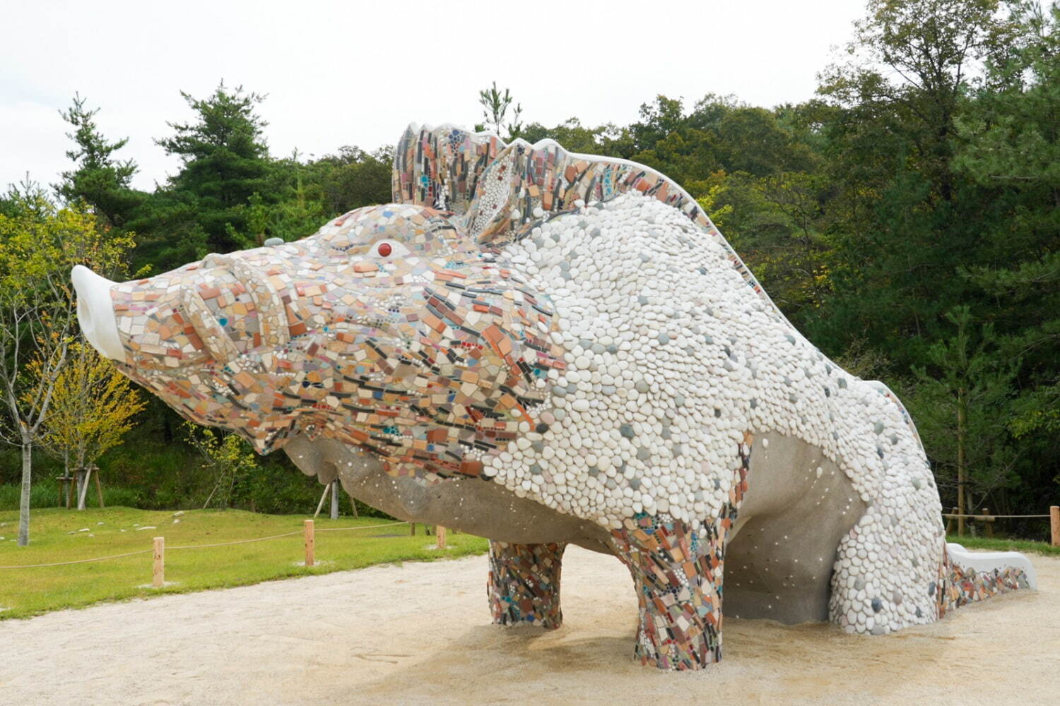 ジブリパーク「もののけの里」には何がある？“乙事主”の滑り台や巨大な“タタリ神”オブジェ