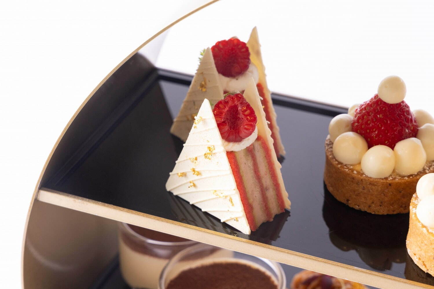 アルマーニ / リストランテのクリスマスアフタヌーンティー、“ツリー型”ピスタチオのオペラ＆苺タルト｜写真5
