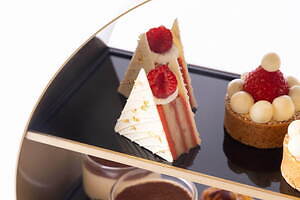 アルマーニ / リストランテのクリスマスアフタヌーンティー、“ツリー型”ピスタチオのオペラ＆苺タルト｜写真5