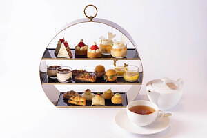 アルマーニ / リストランテのクリスマスアフタヌーンティー、“ツリー型”ピスタチオのオペラ＆苺タルト｜写真1