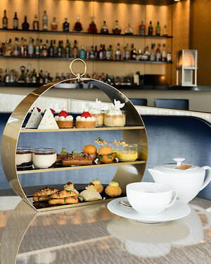 アルマーニ / リストランテのクリスマスアフタヌーンティー、“ツリー型”ピスタチオのオペラ＆苺タルト｜写真4