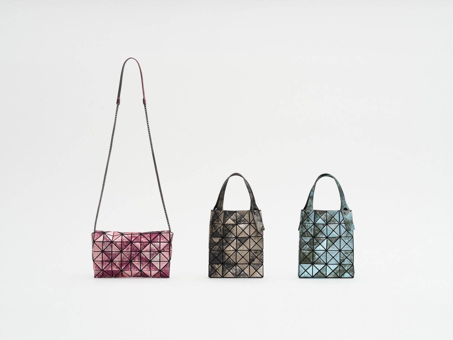＜PLATINUM NEBULA＞
左から)「Shoulder Bag」 91,300円「Mini Tote Bag」 77,000円