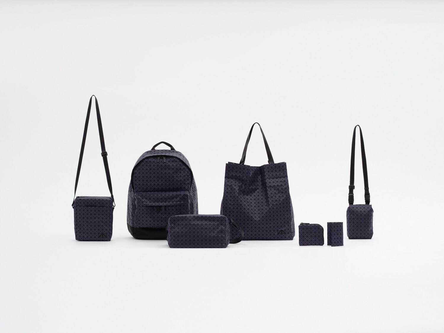 ＜KURO＞新色
左から)「VOYAGER」 46,200円「DAYPACK」66,000円「SADDLE BAG」 48,400円「CART S」 61,600円「CLAM WALLET」27,500円「OYSTER」13,200円「BEETLE」44,000円