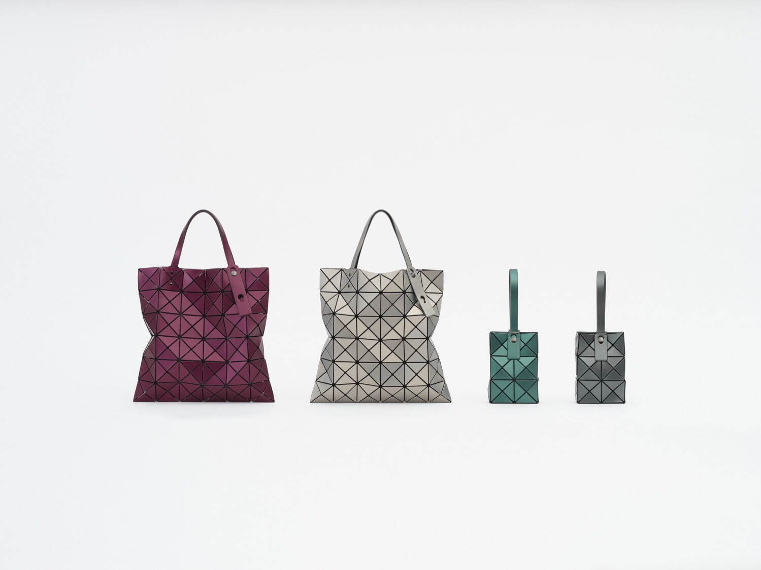 ＜LUCENT METALLIC＞
左から)「Tote bag」45,100円「Handbag」 27,500円