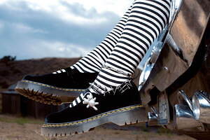 ドクターマーチン×ヘブン バイ マーク ジェイコブスのシューズ、90's風ベルベットのメリージェーン｜写真4