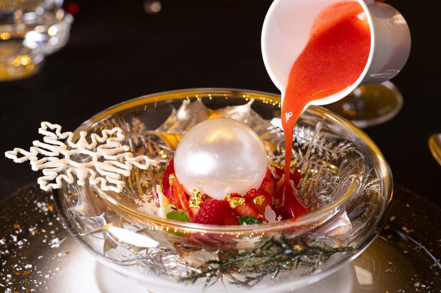 ガストロノミー“ジョエル・ロブション”23年クリスマス、キャビアのスペシャリテ＆白いバラのデセール