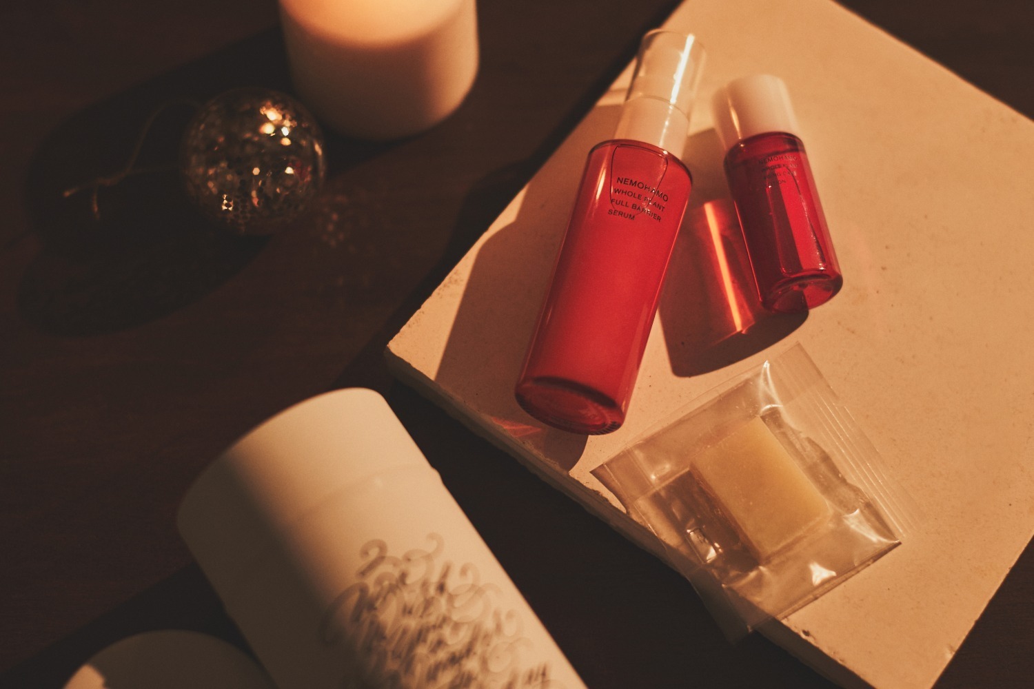 保湿ケア｜オーガニックコスメ「ネモハモ」初のクリスマスコフレ、“植物の恵み”で肌を守る美容液の現品など