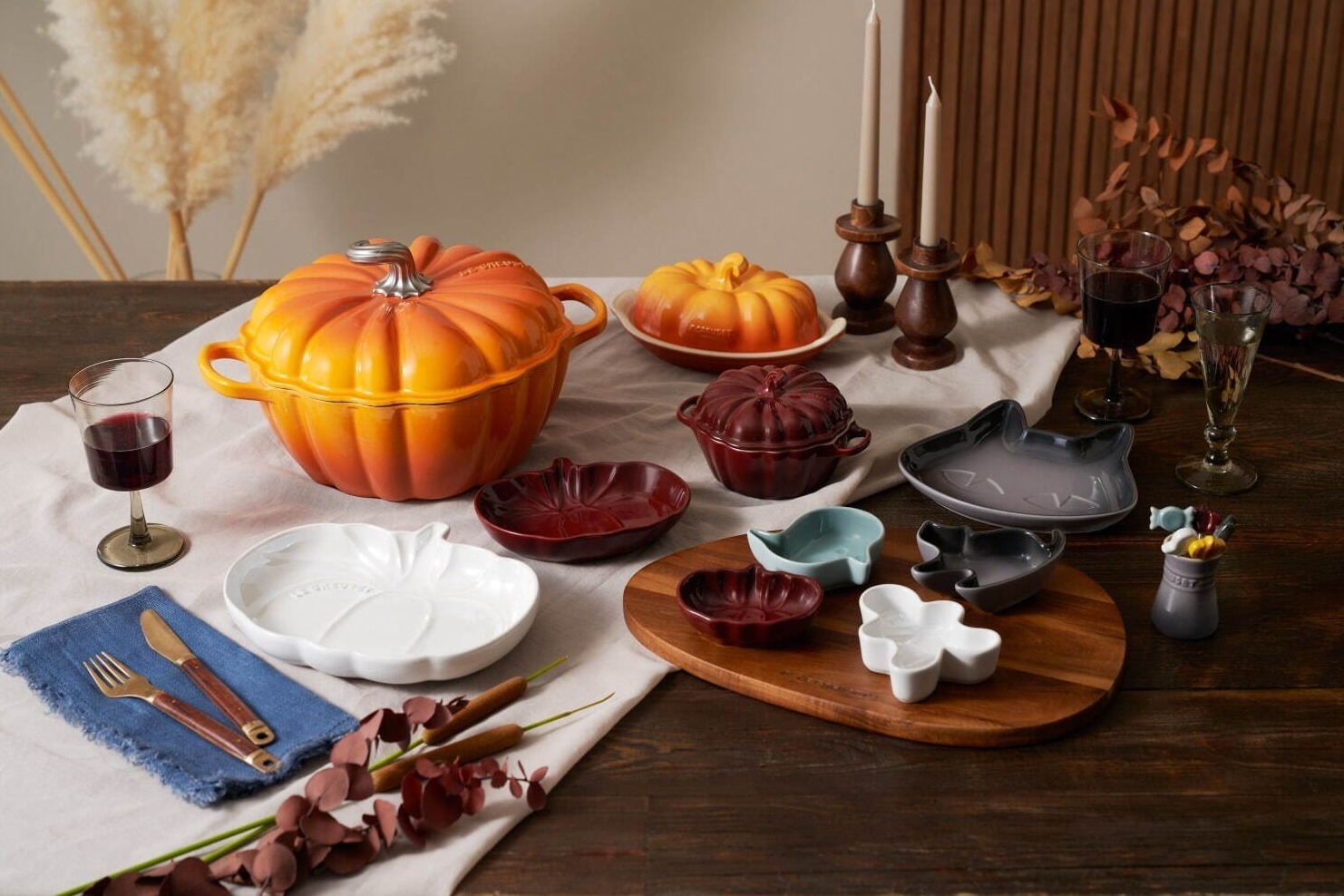 ル・クルーゼのハロウィン限定テーブルウェア、パンプキンモチーフの鍋