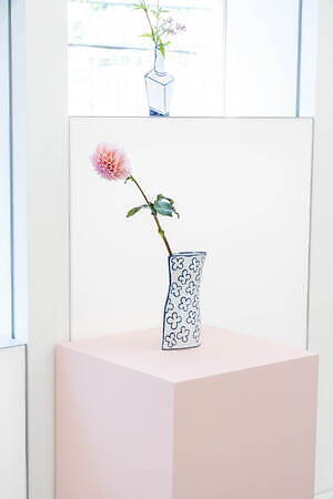 マリアンヌ・ハルバーグの個展が代官山で開催、だまし絵風の花瓶シリーズで知られる陶芸アーティスト｜写真5
