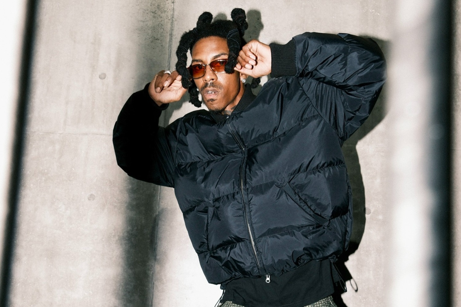 アトモス×ナンガ新作ダウンウェア、防水透湿素材「オーロラテックス」使用の“フライトジャケット”風