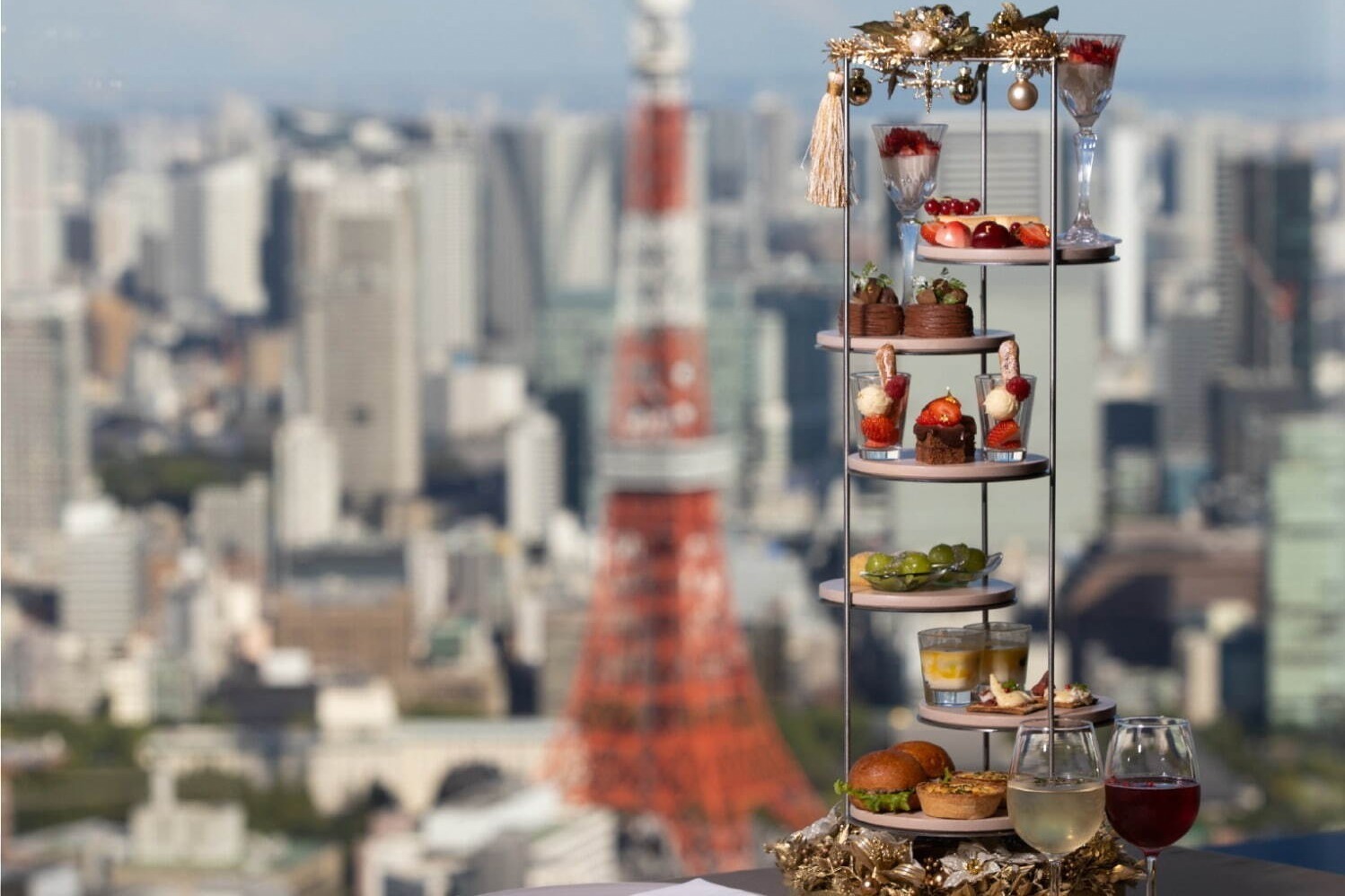 “ゴージャス”なクリスマスアフタヌーンティーが六本木ヒルズ52階で、高さ70cmのティースタンドで提供
