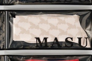 M A S U×タビオメン“天使”モチーフのロングソックス、モノグラム調の総柄で