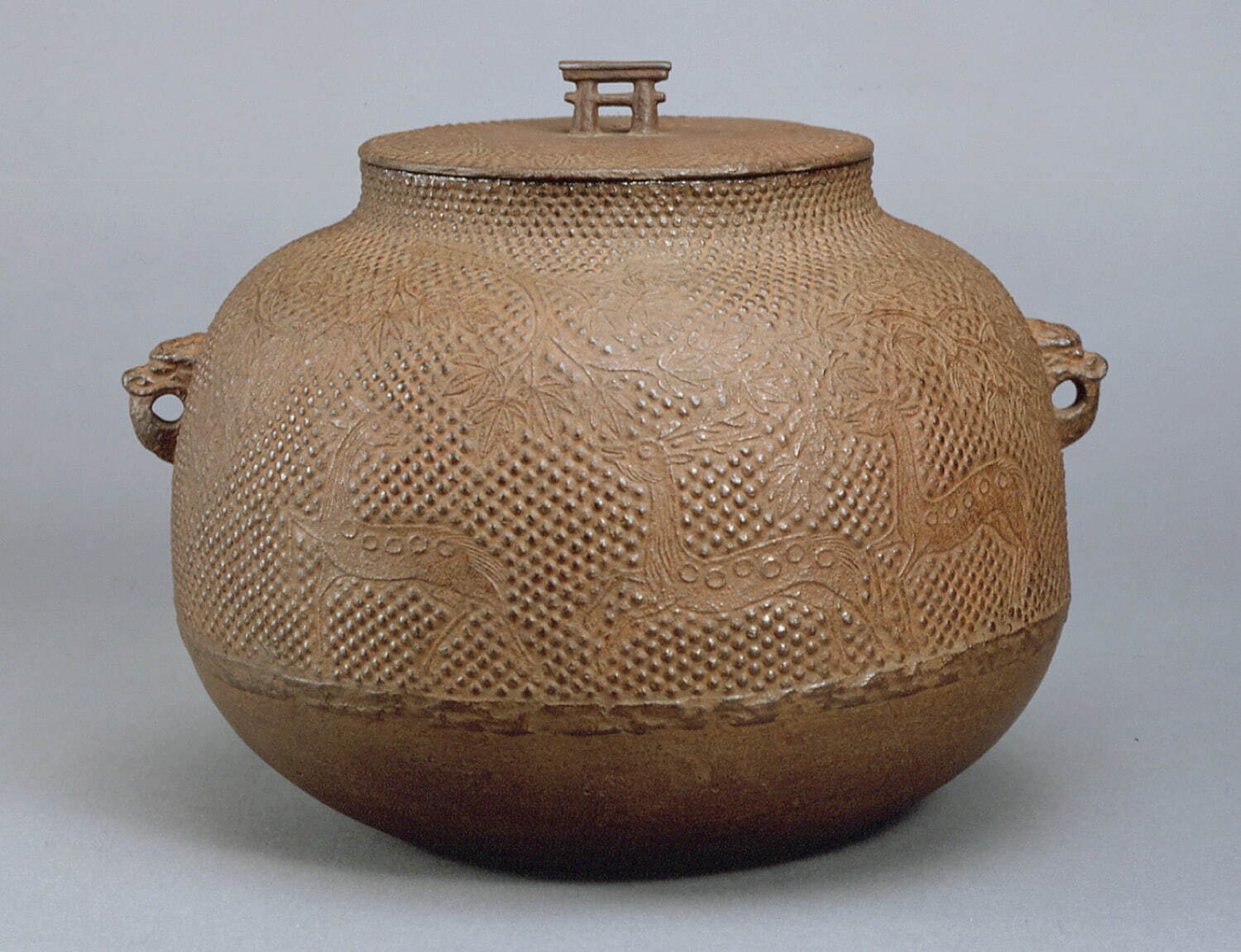 重要文化財 《芦屋霰地楓鹿図真形釜》 室町時代 細見美術館蔵