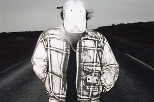 ストーンアイランド/シュプリーム、“反射加工”のデニムセットアップやフード付きボンバージャケット