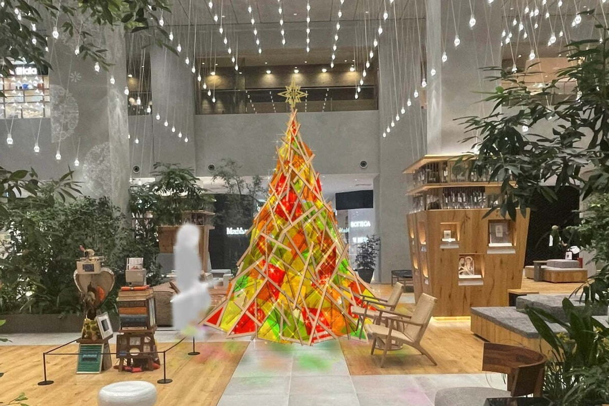 玉川高島屋の23年クリスマス、“温かな光”テーマの3色クリスマスツリー＆約30万球のイルミネーション｜写真0