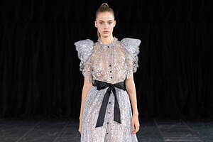 タエ アシダ 2024年春夏コレクション - 軽やかさとエレガントなムードを纏って