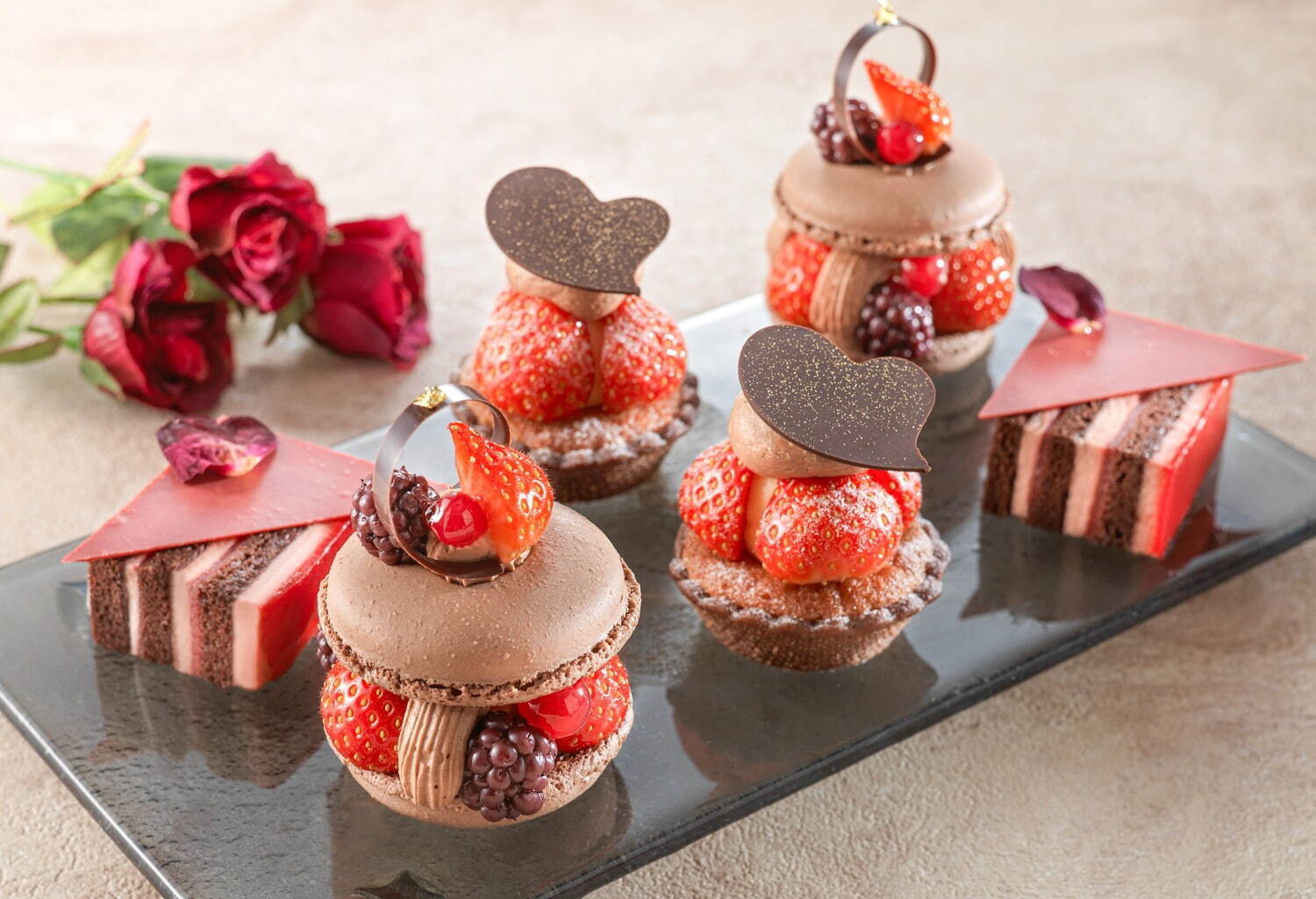 ＜上の段＞
写真左から)マカロンサンド、いちごタルト、いちごとチョコのバターケーキ