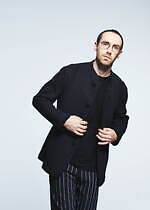 エイポック エイブル イッセイ ミヤケ“ストライプが躍動する”漆黒の服、指揮者・井上道義と協業｜写真1