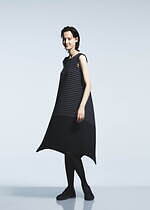 エイポック エイブル イッセイ ミヤケ“ストライプが躍動する”漆黒の服、指揮者・井上道義と協業｜写真7