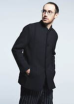 エイポック エイブル イッセイ ミヤケ“ストライプが躍動する”漆黒の服、指揮者・井上道義と協業｜写真3