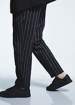 エイポック エイブル イッセイ ミヤケ“ストライプが躍動する”漆黒の服、指揮者・井上道義と協業｜写真2