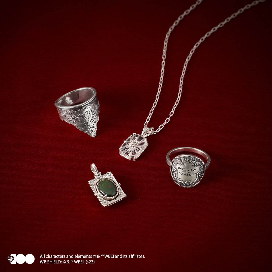 左から)
リング 22,000円/ silver、チャーム 38,500円/ silver, quartz and dolomite
ネックレス 41,800円/ silver, quartz and diamond、リング 19,800円/ silver