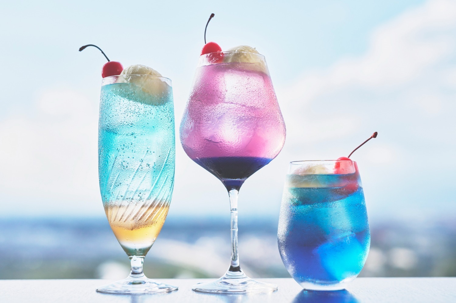 クリームソーダ｜“絶景で楽しむ”「天空のクリームソーダ」新横浜プリンスホテルで、青空や夕焼けなど3色の空模様