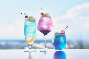 “絶景で楽しむ”「天空のクリームソーダ」新横浜プリンスホテルで、青空や夕焼けなど3色の空模様｜写真1