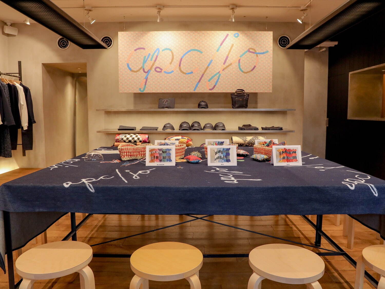 A.P.C.×ジェシカ・オグデンの刺繍ワークショップに密着、渋谷パルコ限定の新コラボスウェットも｜写真2