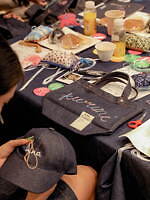 A.P.C.×ジェシカ・オグデンの刺繍ワークショップに密着、渋谷パルコ限定の新コラボスウェットも｜写真11