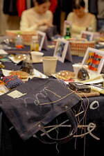 A.P.C.×ジェシカ・オグデンの刺繍ワークショップに密着、渋谷パルコ限定の新コラボスウェットも｜写真10